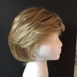Styling wig brown highlights, short